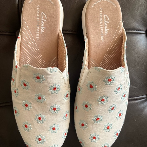 Clarks Women's Tan Floral Mules - Picture 2 of 4